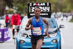 Tsegaye Mekonnen on his way to the victory in Hamburg 2017. Copyright: HOCH ZWEI / Malte Christians +++